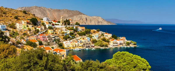 View Beautiful Greek Island Symi Simi Colourful Houses Small Boats — Fotografia de Stock