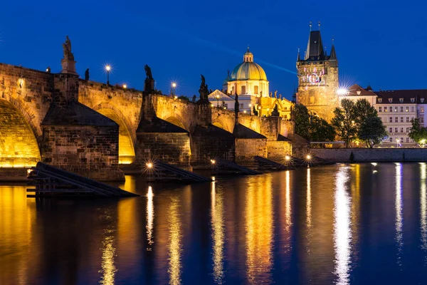 Карлов Мост Ночью Староместская Башня Карлова Моста Прага Чехия Старый — стоковое фото