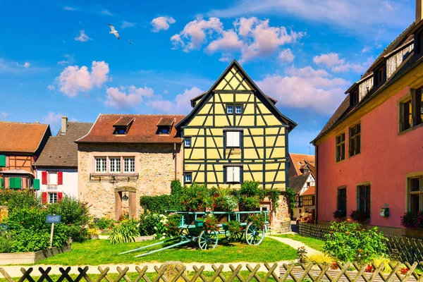 法国阿尔萨斯Turckheim传统的木制房屋 法国科尔马附近的阿尔萨斯风景线上著名的城市之一 法国阿尔萨斯Turckheim镇五颜六色的法国传统住房 — 图库照片