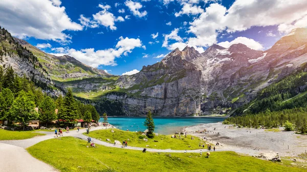 여름날에는 오에스치넨 오에스치넨제 호수의 파노라마 스위스의 알프스 Kandersteg 폭포가 놀라운 — 스톡 사진