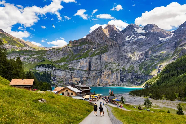 Berömd Oeschinensee Med Bluemlisalp Berg Solig Sommardag Panorama Över Azursjön — Stockfoto