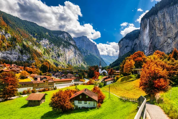 Urzekający Jesienny Widok Dolinę Lauterbrunnen Wspaniałym Wodospadem Staubbach Alpami Szwajcarskimi — Zdjęcie stockowe