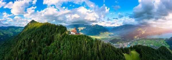 Harder Kulm 'un güzel tepesi İsviçre Interlaken' de yaz günbatımında. Arka planda Thun Gölü ve Brienz Turkuazı var. Interlaken üzerinden Harder Kulm 'un tepesinde çarpıcı bir manzara. Berner Oberland, İsviçre