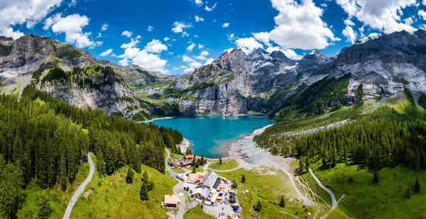 Famoso Oeschinensee Com Montanha Bluemlisalp Dia Ensolarado Verão Panorama Lago — Fotografia de Stock