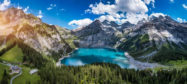 여름날에는 오에스치넨 오에스치넨제 호수의 파노라마 스위스의 알프스 Kandersteg 폭포가 놀라운 — 스톡 사진
