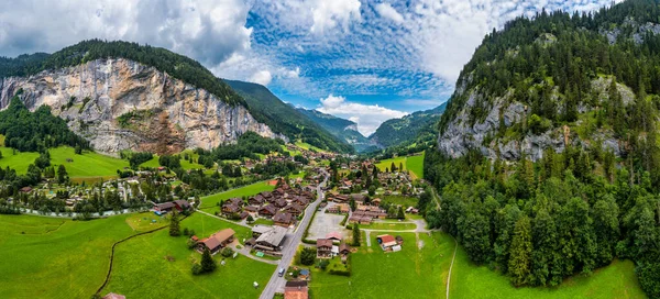 Niesamowity Letni Krajobraz Turystycznej Alpejskiej Wioski Lauterbrunnen Słynnym Kościołem Wodospadem — Zdjęcie stockowe