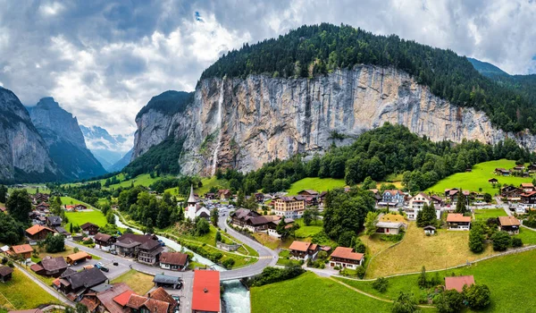 Słynne Miasto Lauterbrunnen Wodospad Staubbach Bernese Oberland Szwajcaria Europa Dolina — Zdjęcie stockowe
