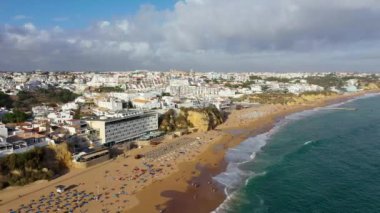 Geniş sahil ve beyaz mimarisi olan Albufeira 'nın deniz manzarası, Algarve, Portekiz. Albufeira, Algarve, Portekiz 'deki geniş kumlu sahil. Albufeira kasabasının havadan görünüşü, Algarve, Portekiz.