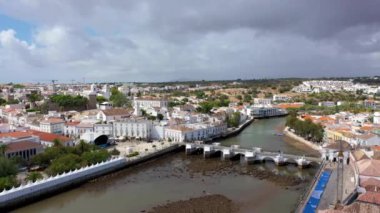 Portekiz, Algarve 'deki Gilao Nehri üzerindeki Roma köprüsü ile tarihi Tavira kasabasını seyret. Saat Kulesi, St Marys Kilisesi, Algarve Bölgesi, Portekiz. 