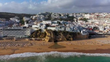 Geniş sahil ve beyaz mimarisi olan Albufeira 'nın deniz manzarası, Algarve, Portekiz. Albufeira, Algarve, Portekiz 'deki geniş kumlu sahil. Albufeira kasabasının havadan görünüşü, Algarve, Portekiz.