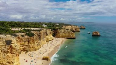 Praia da Marinha, Portekiz, Algarve 'deki güzel sahil Marinha. Deniz Sahili (Praia da Marinha), Algarve 'deki Lagoa Belediyesinin Atlantik kıyısında yer alan plajda uçan martılara sahiptir..