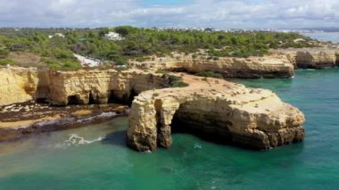 Okyanusun üzerindeki doğal kemer, Arco de Albandeira, Algarve, Portekiz. Praia de Albandeira 'daki taş kemer, Lagoa, Algarve, Portekiz. Portekiz 'in Algarve kentindeki doğal kemer Arco da Albandeira manzarası.