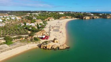 Praia Grande (ana plaj) ve Rio Arade nehri ile Ferragudo, Algarve, Portekiz. Plajı, mağarası ve okyanusu olan güzel bir deniz manzarası Praia Grande Sahili, Ferragudo, Lagoa, Algarve, Portekiz.