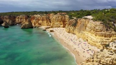 Praia da Marinha, Portekiz, Algarve 'deki güzel sahil Marinha. Deniz Sahili (Praia da Marinha), Algarve 'deki Lagoa Belediyesinin Atlantik kıyısında yer alan plajda uçan martılara sahiptir..