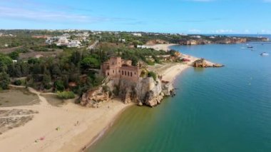 Algarve, Ferragudo Köyü 'ndeki Sao Joao do Arade Kalesi. Sahil ve kale Sao Joao do Arade Ferragudo, Portekiz Algarve 'de..