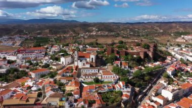 Portekiz 'in Algarve bölgesinde ünlü kale ve katedrali olan Silves şehir binalarının manzarası. Portekiz 'in Algarve bölgesindeki Silves kasabasındaki ortaçağ şatosunun duvarları. 