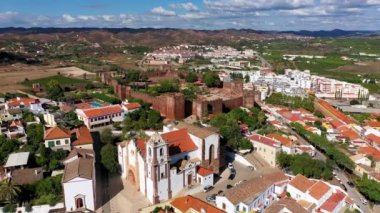 Portekiz 'in Algarve bölgesinde ünlü kale ve katedrali olan Silves şehir binalarının manzarası. Portekiz 'in Algarve bölgesindeki Silves kasabasındaki ortaçağ şatosunun duvarları. 