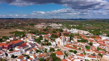 Portekiz 'in Algarve bölgesinde ünlü kale ve katedrali olan Silves şehir binalarının manzarası. Portekiz 'in Algarve bölgesindeki Silves kasabasındaki ortaçağ şatosunun duvarları. 