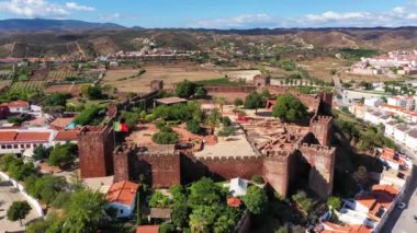 Portekiz 'in Algarve bölgesinde ünlü kale ve katedrali olan Silves şehir binalarının manzarası. Portekiz 'in Algarve bölgesindeki Silves kasabasındaki ortaçağ şatosunun duvarları. 