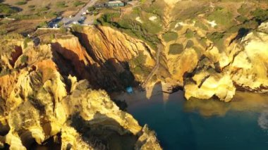 Lagos, Algarve, Portekiz 'deki Camilo plajı (Praia do Camilo). Praia do Camilo, Portekiz 'e giden tahta köprü. Portekiz 'in Algarve bölgesindeki Lagos' taki Praia do Camilo plajının resmi..