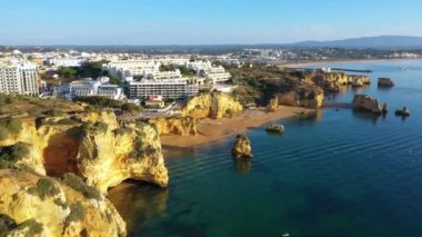 Portekiz 'deki Praia de Dona Ana plajı turkuaz deniz suyu ve kayalıkları ile. Güzel Dona Ana Sahili (Praia Dona Ana) Lagos, Algarve, Portekiz. Praia de Dona Ana Lagos, Algarve, Portekiz 'de.
