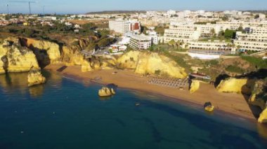 Portekiz 'deki Praia de Dona Ana plajı turkuaz deniz suyu ve kayalıkları ile. Güzel Dona Ana Sahili (Praia Dona Ana) Lagos, Algarve, Portekiz. Praia de Dona Ana Lagos, Algarve, Portekiz 'de.