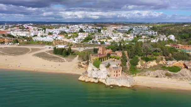 알가르브의 페라구도 마을에 조아오 아라드 아라드의 포르투갈의 알가르브에있는 Ferragudo에있는 해변과 — 비디오