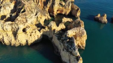 Panoramik görünümü, Algarve Lagos yakınlarındaki Ponta da Piedade, Portekiz. Ponta da Piedade, Algarve bölgesinde, Portekiz'de denizde uçurum kayalar ve turist teknesi. Ponta da Piedade, Algarve region, Portekiz.