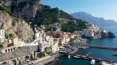 Güzel Amalfi kasabası manzarası, Campania, İtalya. Amalfi kıyıları Avrupa 'nın en popüler seyahat ve tatil beldesidir. Akdeniz kıyısındaki Amalfi şehri, Amalfi kıyısı, İtalya.
