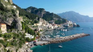 Güzel Amalfi kasabası manzarası, Campania, İtalya. Amalfi kıyıları Avrupa 'nın en popüler seyahat ve tatil beldesidir. Akdeniz kıyısındaki Amalfi şehri, Amalfi kıyısı, İtalya.