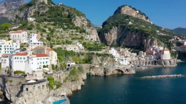 Atrani 'nin Amalfi Sahili' ndeki ünlü sahil köyünün hava manzarası. İtalya 'nın Campania bölgesindeki Salerno ilinin Amalfi kıyısındaki küçük Atrani kasabası. Amalfi kıyısındaki Atrani kasabası, İtalya.