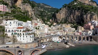 Atrani 'nin Amalfi Sahili' ndeki ünlü sahil köyünün hava manzarası. İtalya 'nın Campania bölgesindeki Salerno ilinin Amalfi kıyısındaki küçük Atrani kasabası. Amalfi kıyısındaki Atrani kasabası, İtalya.