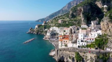 Atrani 'nin Amalfi Sahili' ndeki ünlü sahil köyünün hava manzarası. İtalya 'nın Campania bölgesindeki Salerno ilinin Amalfi kıyısındaki küçük Atrani kasabası. Amalfi kıyısındaki Atrani kasabası, İtalya.