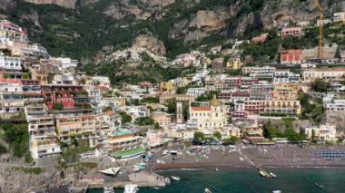 Positano 'nun Campania, İtalya' daki Amalfi Sahili 'ndeki rahat plaj ve mavi deniz manzarası. Amalfi kıyısındaki Positano köyü, Salerno, Campania. Güzel Positano, Campania 'daki Amalfi Sahili.