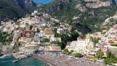 Positano 'nun Campania, İtalya' daki Amalfi Sahili 'ndeki rahat plaj ve mavi deniz manzarası. Amalfi kıyısındaki Positano köyü, Salerno, Campania. Güzel Positano, Campania 'daki Amalfi Sahili.