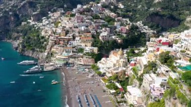 Positano 'nun Campania, İtalya' daki Amalfi Sahili 'ndeki rahat plaj ve mavi deniz manzarası. Amalfi kıyısındaki Positano köyü, Salerno, Campania. Güzel Positano, Campania 'daki Amalfi Sahili.
