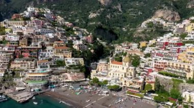 Positano 'nun Campania, İtalya' daki Amalfi Sahili 'ndeki rahat plaj ve mavi deniz manzarası. Amalfi kıyısındaki Positano köyü, Salerno, Campania. Güzel Positano, Campania 'daki Amalfi Sahili.