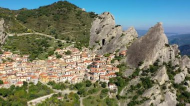 İtalya 'nın Basilicata kentindeki Potenza ili Castelmezzano' nun pitoresk köyü. İtalya 'nın orta çağ şehri Castelmazzano' nun şehir manzarası. Apennines 'teki Castelmezzano köyü Dolomiti Lucane.