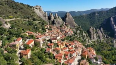 İtalya 'nın Basilicata kentindeki Potenza ili Castelmezzano' nun pitoresk köyü. İtalya 'nın orta çağ şehri Castelmazzano' nun şehir manzarası. Apennines 'teki Castelmezzano köyü Dolomiti Lucane.