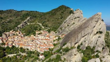 İtalya 'nın Basilicata kentindeki Potenza ili Castelmezzano' nun pitoresk köyü. İtalya 'nın orta çağ şehri Castelmazzano' nun şehir manzarası. Apennines 'teki Castelmezzano köyü Dolomiti Lucane.