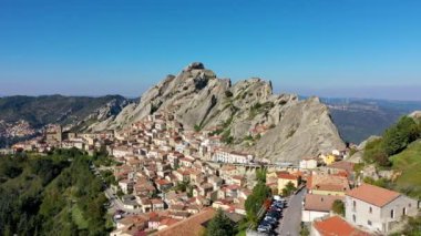 İtalya 'nın ortaçağ şehri Pietrapertosa' nın şehir manzarası. İtalya 'nın Lucanian Dolomitlerindeki Pietrapertosa kasabasının manzarası. Apennines Dolomiti Lucane 'deki Pietrapertosa köyü. Basilicata, İtalya.