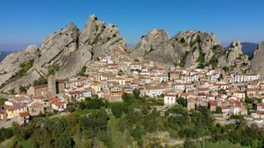 İtalya 'nın ortaçağ şehri Pietrapertosa' nın şehir manzarası. İtalya 'nın Lucanian Dolomitlerindeki Pietrapertosa kasabasının manzarası. Apennines Dolomiti Lucane 'deki Pietrapertosa köyü. Basilicata, İtalya.