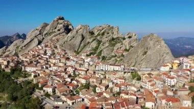 İtalya 'nın ortaçağ şehri Pietrapertosa' nın şehir manzarası. İtalya 'nın Lucanian Dolomitlerindeki Pietrapertosa kasabasının manzarası. Apennines Dolomiti Lucane 'deki Pietrapertosa köyü. Basilicata, İtalya.