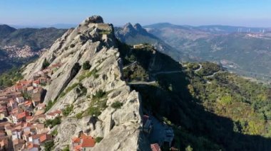İtalya 'nın ortaçağ şehri Pietrapertosa' nın şehir manzarası. İtalya 'nın Lucanian Dolomitlerindeki Pietrapertosa kasabasının manzarası. Apennines Dolomiti Lucane 'deki Pietrapertosa köyü. Basilicata, İtalya.