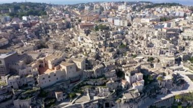 İtalya 'nın güneyindeki Basilicata' da güzel bir sonbahar gününde antik Matera (Sassi di Matera) kasabasının panoramik manzarası. Matera köyünün göz kamaştırıcı manzarası. Matera kayalık bir çıkıntı üzerinde bir şehirdir..