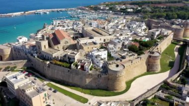 İtalya 'nın güneyinde Salento Yarımadası' ndaki Otranto kasabasının havadan görünüşü, Adriyatik Denizi kıyısında İtalya 'nın (Apulia) en doğu kenti. Otranto şehri, Puglia bölgesi, İtalya.