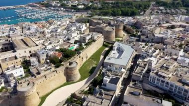 İtalya 'nın güneyinde Salento Yarımadası' ndaki Otranto kasabasının havadan görünüşü, Adriyatik Denizi kıyısında İtalya 'nın (Apulia) en doğu kenti. Otranto şehri, Puglia bölgesi, İtalya.