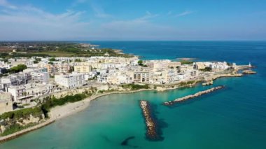 İtalya 'nın güneyinde Salento Yarımadası' ndaki Otranto kasabasının havadan görünüşü, Adriyatik Denizi kıyısında İtalya 'nın (Apulia) en doğu kenti. Otranto şehri, Puglia bölgesi, İtalya.