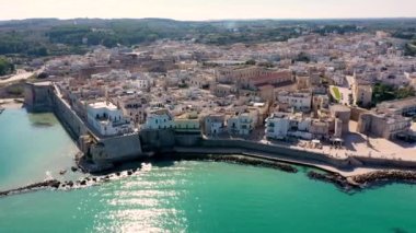 İtalya 'nın güneyinde Salento Yarımadası' ndaki Otranto kasabasının havadan görünüşü, Adriyatik Denizi kıyısında İtalya 'nın (Apulia) en doğu kenti. Otranto şehri, Puglia bölgesi, İtalya.