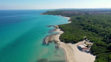 Baia dei Turchi 'nin havadan görünüşü, Puglia bölgesi, İtalya. Türk Körfezi (veya Baia dei Turchi), İtalya 'nın Salento kentindeki en önemli ekosistemlerden biridir. Baia dei Turchi 'nin deniz kıyısında..